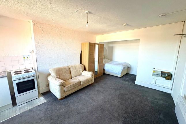 Room 8, 62, South Terrace, Littlehampton, photo 5