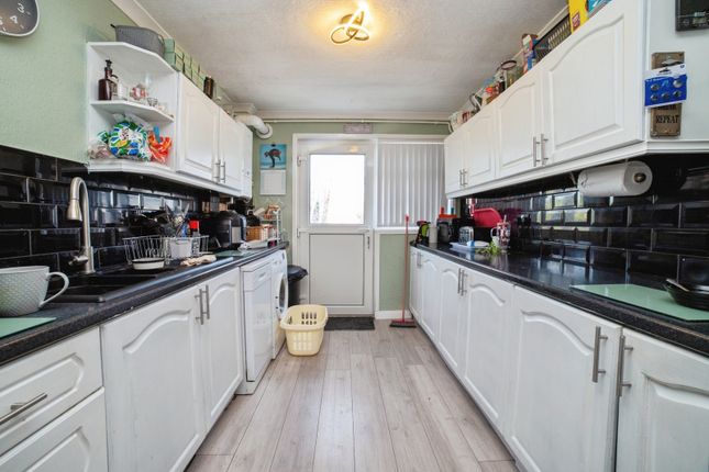 21, Poplar Avenue, Nottingham photo 2