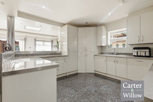 18, Haydon Road, Dagenham photo 4