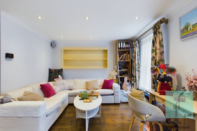 Duplex to rent in Goodge Street, London