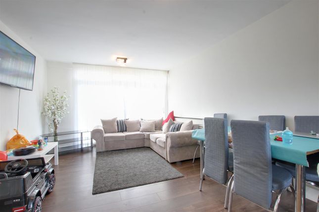 18, Merridene, London photo 3