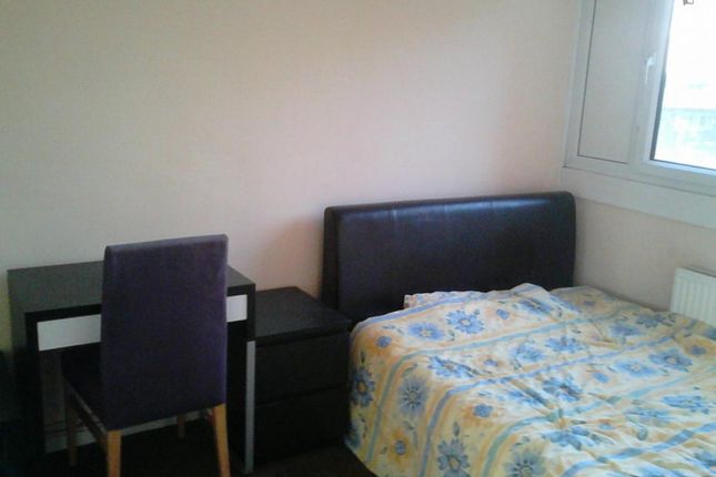 Room to rent in Evelyn Street, London