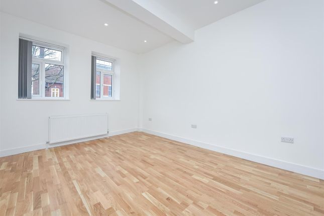 Flat 2, 42a High Street, Watford photo 3