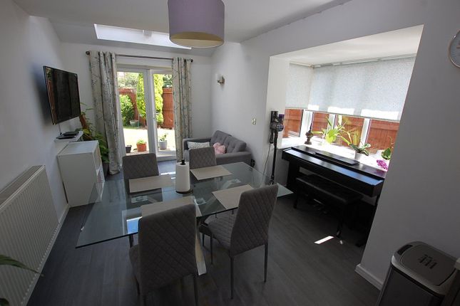 15, Oak Close, Oldham photo 5