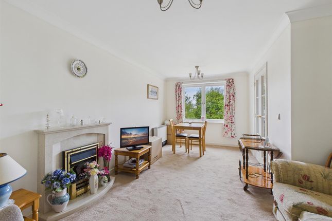 28 Santler Court, Worcester Road, Malvern photo 2