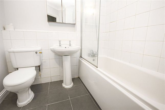 32, Kempton Court, Sunbury-on-Thames photo 5