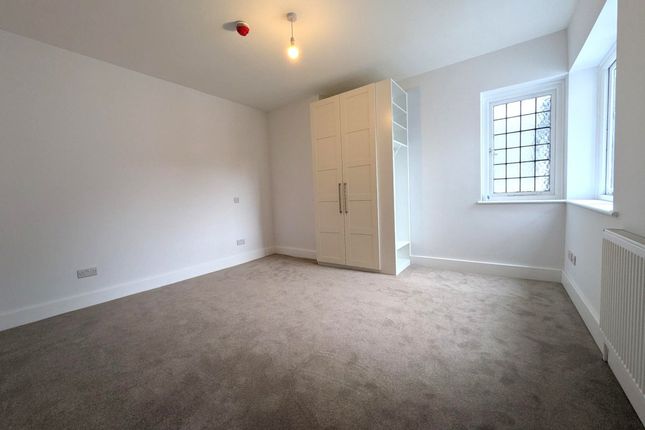 Room 2, 71a, High Street, Reigate photo 2
