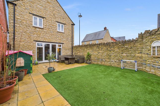 15 Roberts Road, Towcester photo 2