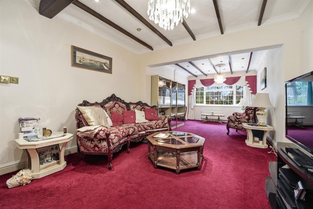 7, Firs Drive, Hounslow photo 3