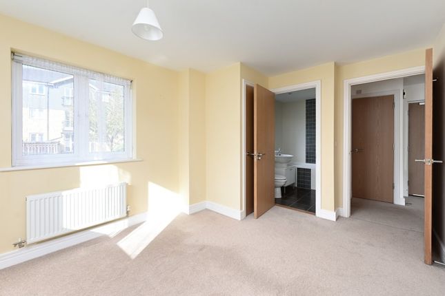 2 Meadow Croft, Bowes Road, Staines photo 4