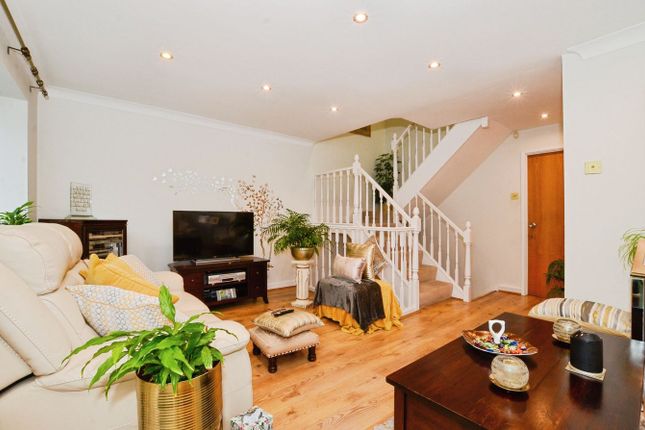 72, Margeholes, Watford photo 3