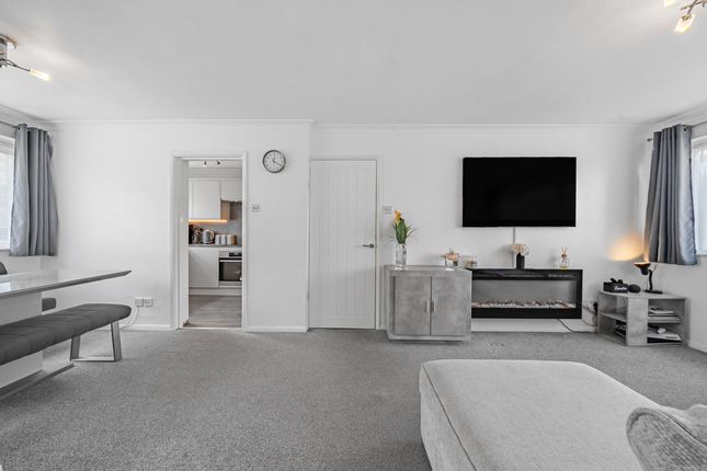 43, Hazelbank Court, Chertsey photo 4