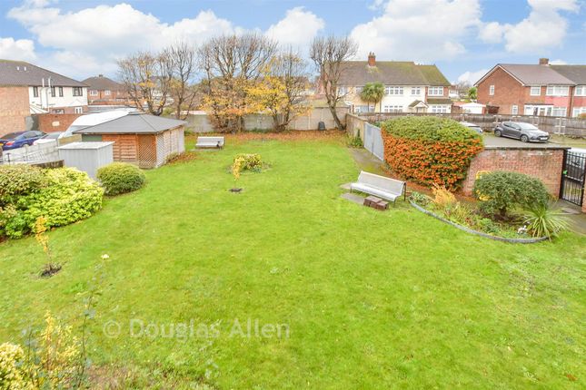 1-bed flat on Cloisters Court, Mungo Park Road, Rainham, £95,000