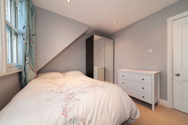 Flat 3, 30 Lytton Grove, London photo 5