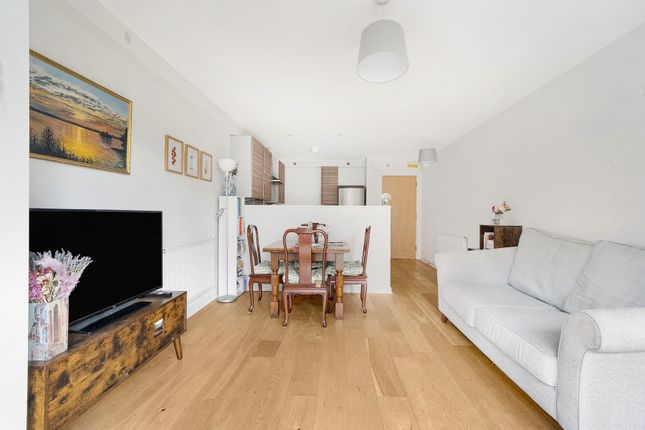 21, Leverton Close, Wood Green photo 4
