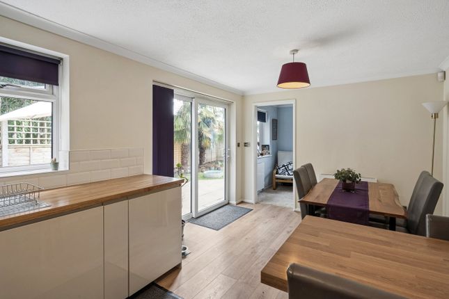 73, Rochfords Gardens, Slough photo 4
