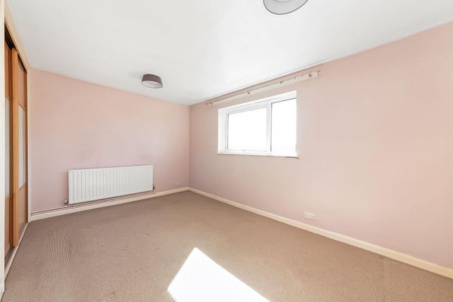 Flat 5, Harrogate Court, Droitwich Close, London photo 4