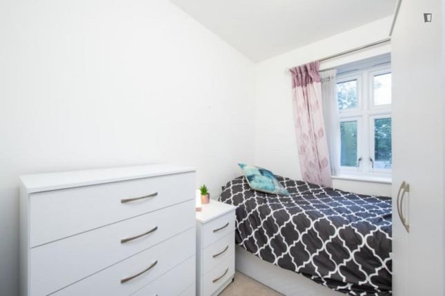 Thumbnail Room to rent in Emerald Square, London