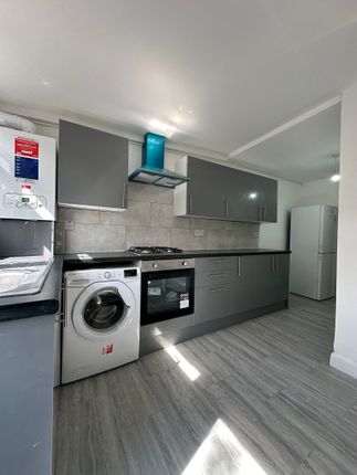 27, Holden Close, Dagenham photo 3