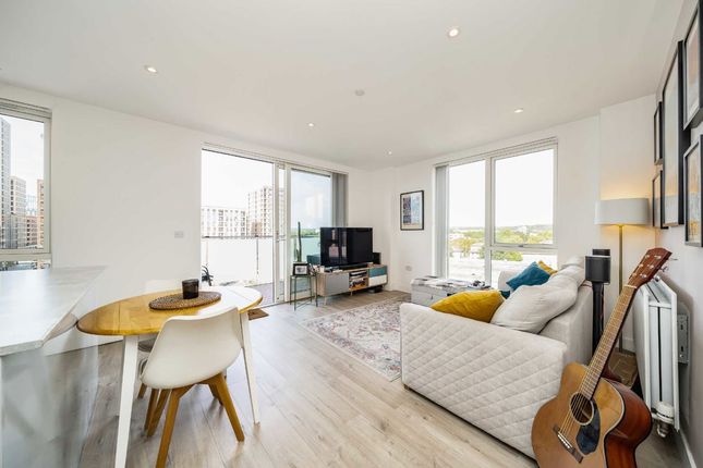 Flat 49 Holborough House, 32, Lismore Boulevard, London photo 4