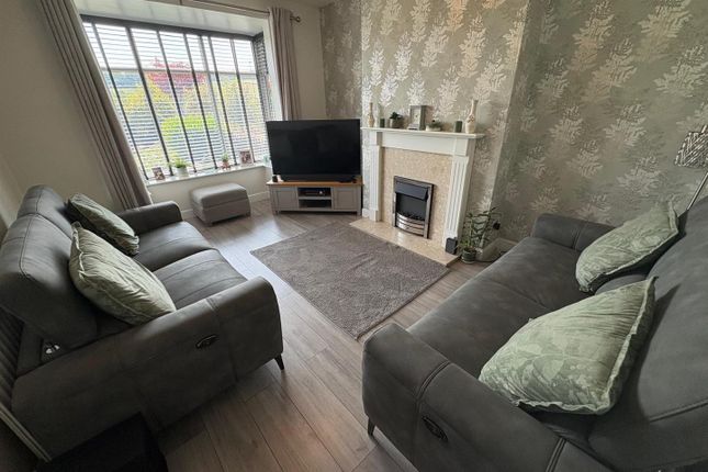280, Leaventhorpe Lane, Bradford photo 3