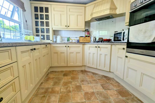 62, Whitehill Park, Bordon photo 3