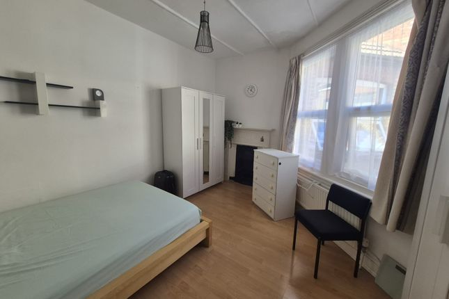 17b Green Lanes, London photo 5
