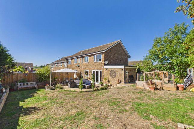 10, Hillary Close, Aylesbury photo 2
