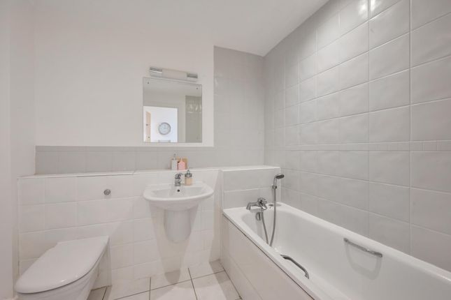 Flat to rent in Eastern Quay Apartments, Rayleigh Road, London