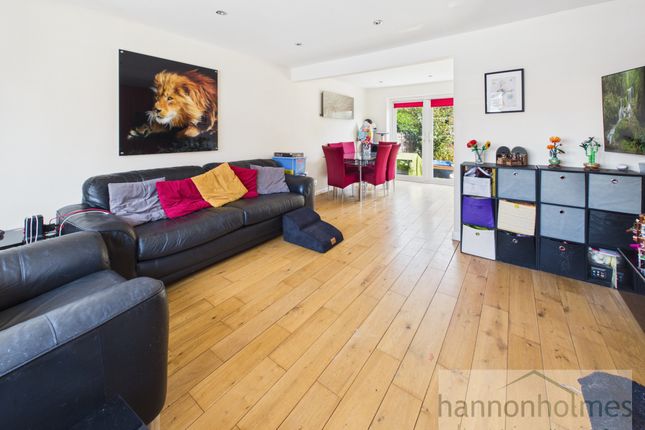18, Barnfield Close, Manchester photo 3