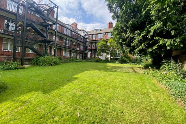 1-bed flat on 7a Clay Hill House, Wey Hill, Haslemere, £1,200/mo