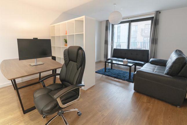 Flat 39, 2, Kingfisher Heights, Bramwell Way, London photo 4