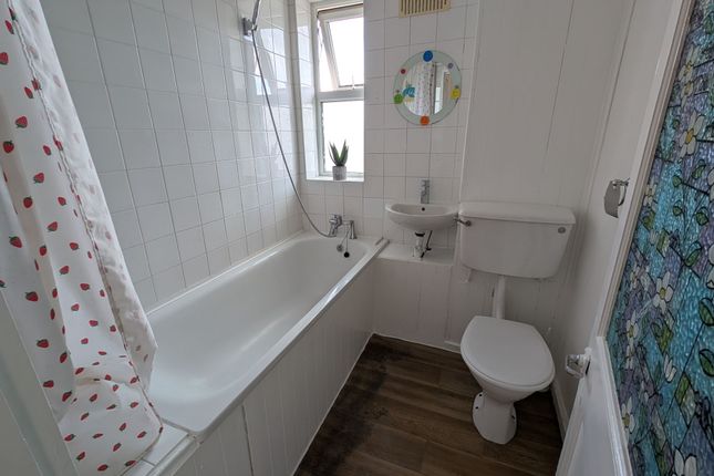 12 St. John Court, Luton photo 3
