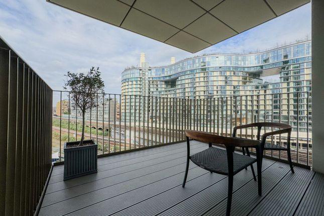 Flat for sale in Prince Of Wales Drive, London, 4