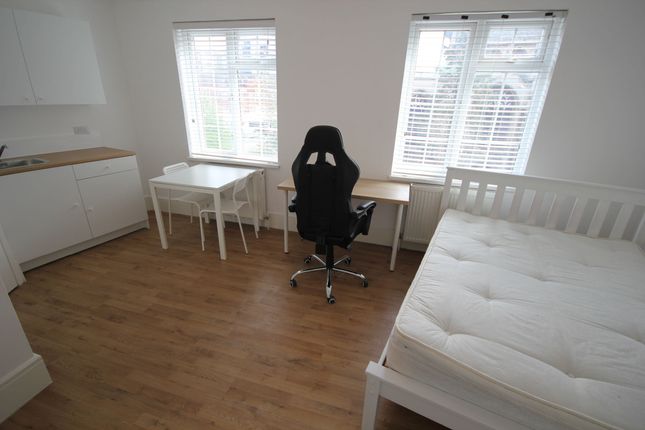 Room to rent in Station Road, Harrow