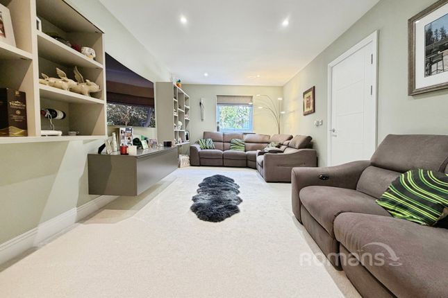 2, Kingfisher Drive, Surrey photo 3