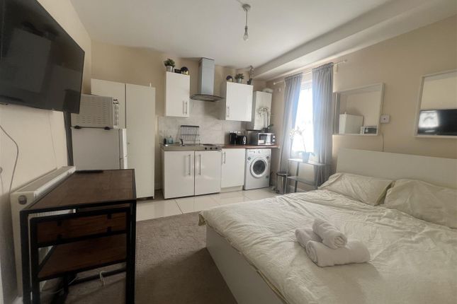 Flat 3, 50, Oaklands Road, London photo 3