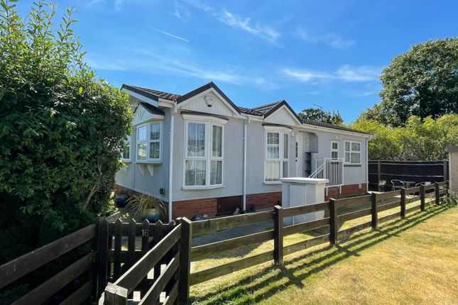 Thumbnail Mobile/park home for sale in Ferndale Park, Fifield Road, Bray, Maidenhead, Berkshire