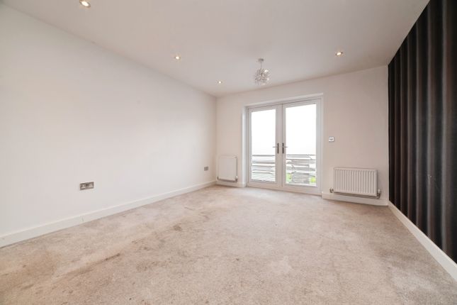 34, Amy Johnson Way, Hull photo 4