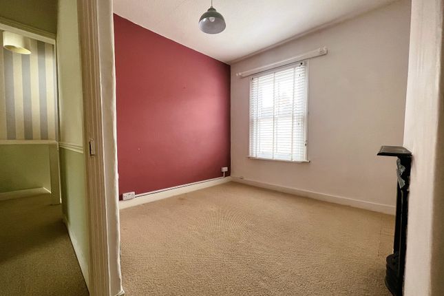 Terraced house to rent in Greenfield Road, Newport Pagnell, Buckinghamshire.