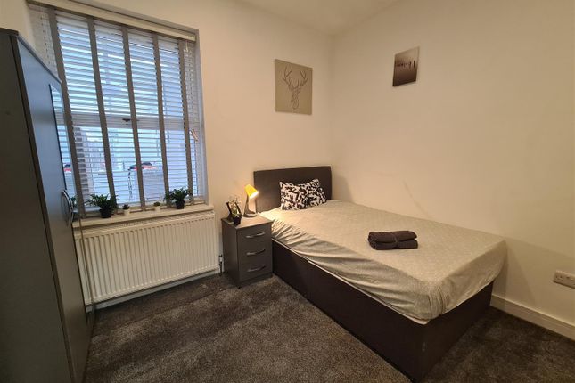 Room to rent in Bearwood Road, Smethwick, Birmingham