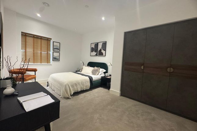 Block C , Flat 8, Rm 02, St John's Hl, The Ascent, London photo 3