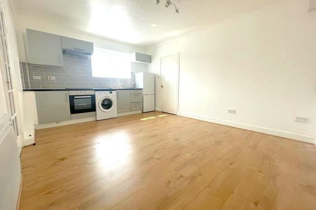 Thumbnail Flat to rent in Featherby Road, Gillingham