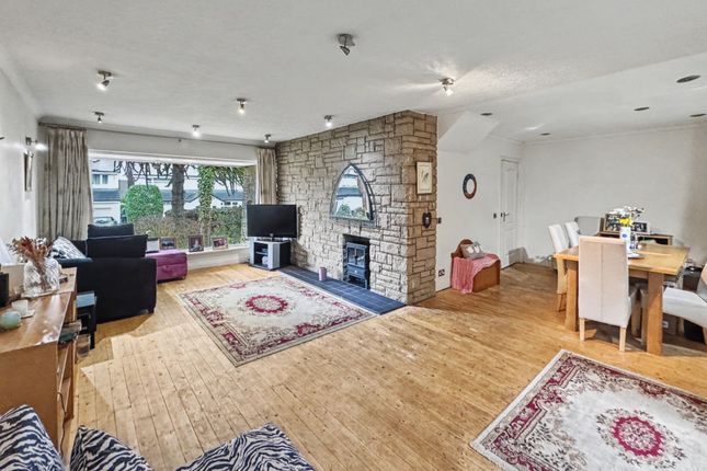 32 Ringley Drive, Manchester photo 2
