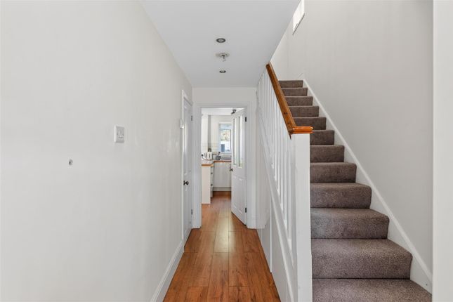 17, Mill Close, Horley photo 4