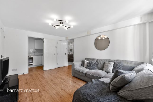 10, Haynes Close, London photo 3