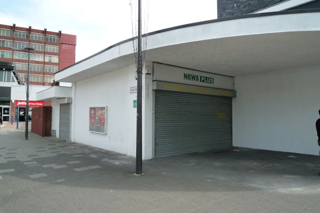 Retail premises to let in Queensmead, Farnborough
