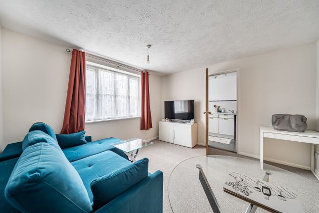 4, Summerhill Way, Mitcham photo 3