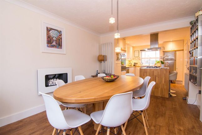 5, Keelham Drive, West Yorkshire photo 2