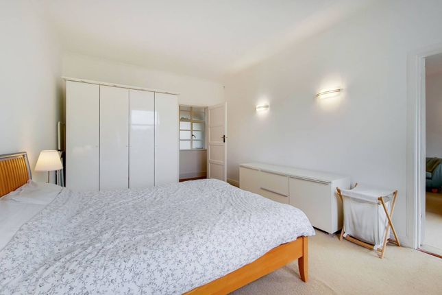 Flat to rent in Trinity Close, The Pavement, Clapham, London